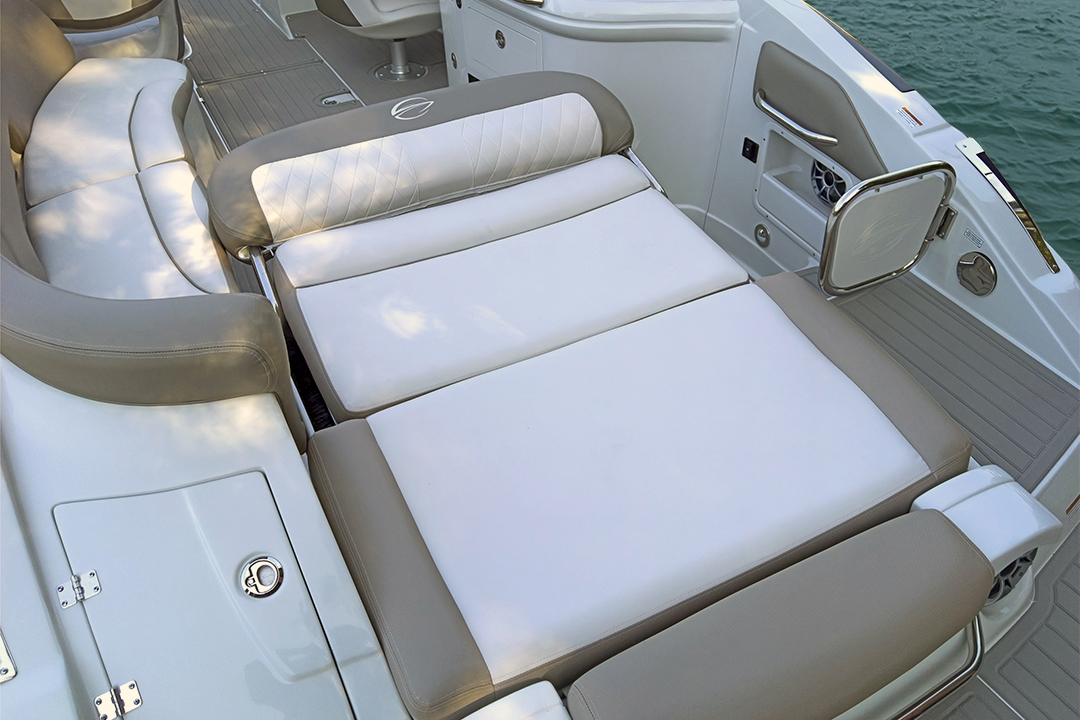 crownline-boats-cross-sport-xs-e275xs-stern-sunpad